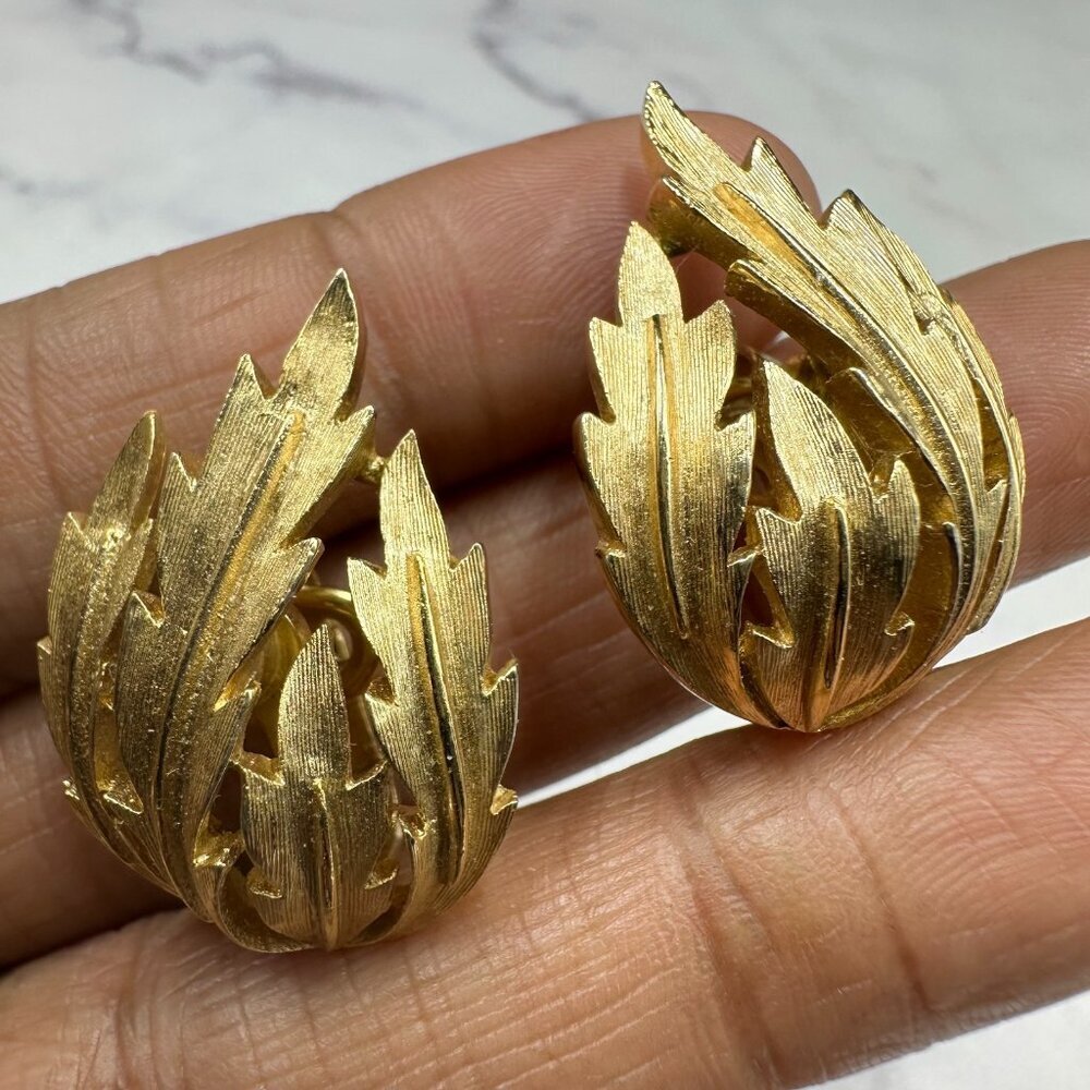 3/$30 Vintage Trifari Clip On Earrings Gold Tone Textured Layered Leaf Swirl - Picture 2 of 8